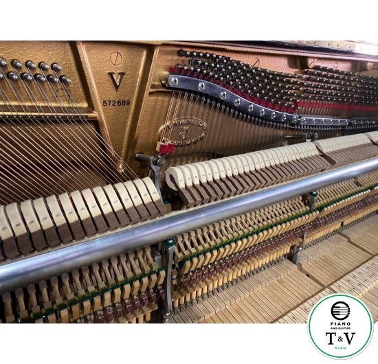 Steinway UP-V125